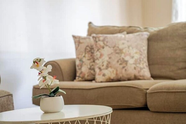 Smart TV - Tranquil Home in Bracewood Community of Calgary Southwest Alberta. (Calgary)