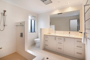 Deluxe House, Multiple Beds, Non Smoking, Garden View | Bathroom | Shower, free toiletries, hair dryer, towels - Gifford Getaway (Dunsborough)