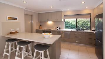 Deluxe House, Multiple Beds, Non Smoking, Garden View | Private kitchen | Full-sized fridge, microwave, oven, stovetop