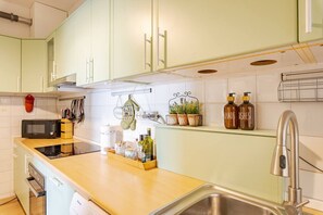 Réfrigérateur, four à micro-ondes, un four, surface de cuisson