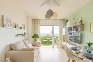 Living area - GuestHost - Nice apartment of approximately 70 m2 located in Corso degli Inglesi, a few steps from the Casino. The accommodation has been totally renovated and furnished with all comforts for guests and is ideal for 4 people. The apartment is located on  (Sanremo)