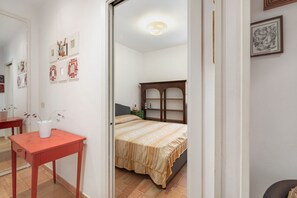 Tabla de planchar con plancha, wifi y ropa de cama