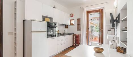 Een koelkast, een microgolfoven, een oven, een kookplaat