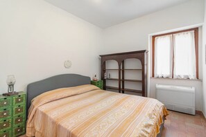 Tabla de planchar con plancha, wifi y ropa de cama