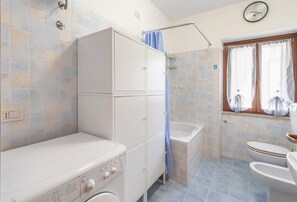 Regadera, secadora de cabello, bidet, toallas