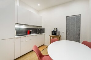 Kjøleskap, mikrobølgeovn, kokeplater og oppvaskmaskin