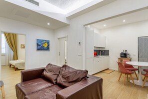 TV - Modern 80 sqm apartment, able to comfortably accommodate up to 6 people, located on the basement floor. The property is located in the Statuto area, just outside the centre, a 5-minute walk from the Fortezza Garden and 10 minutes from the Fortezza da Bas (Firenze)