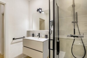 Douche, sèche-cheveux, bidet, serviettes fournies