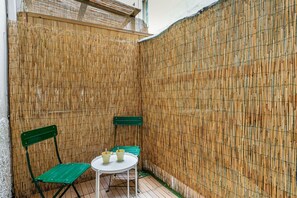 Terrace/patio - Modern 80 sqm apartment, able to comfortably accommodate up to 6 people, located on the basement floor. The property is located in the Statuto area, just outside the centre, a 5-minute walk from the Fortezza Garden and 10 minutes from the Fortezza da Bas (Firenze)