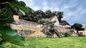 A stone house with a wooden deck and a stone wall. - La Grange aux Souvenirs - Perigord Noir (Les Coteaux Périgourdins)