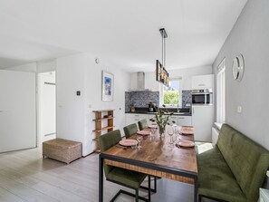 House | Dining - Holiday Home With Enclosed Garden (Zonnemaire)