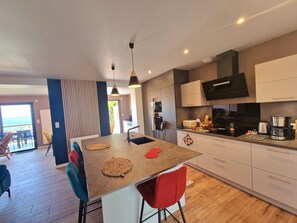 Geladeira, micro-ondas, fogão, cooktop