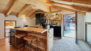 Fridge, oven, dishwasher, coffee/tea maker