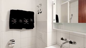 Douche, sĂšche-cheveux, serviettes fournies