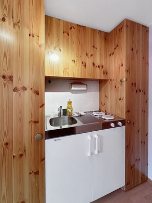 Kühlschrank, Wasserkocher mit Kaffee-/Teezubehör, Wasserkocher