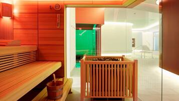 Una sauna moderna con bancos de madera y un cubo sobre un banco de madera.