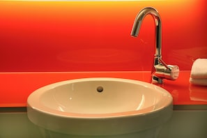 Standard Single Room | Bathroom | Hair dryer, towels, soap, shampoo