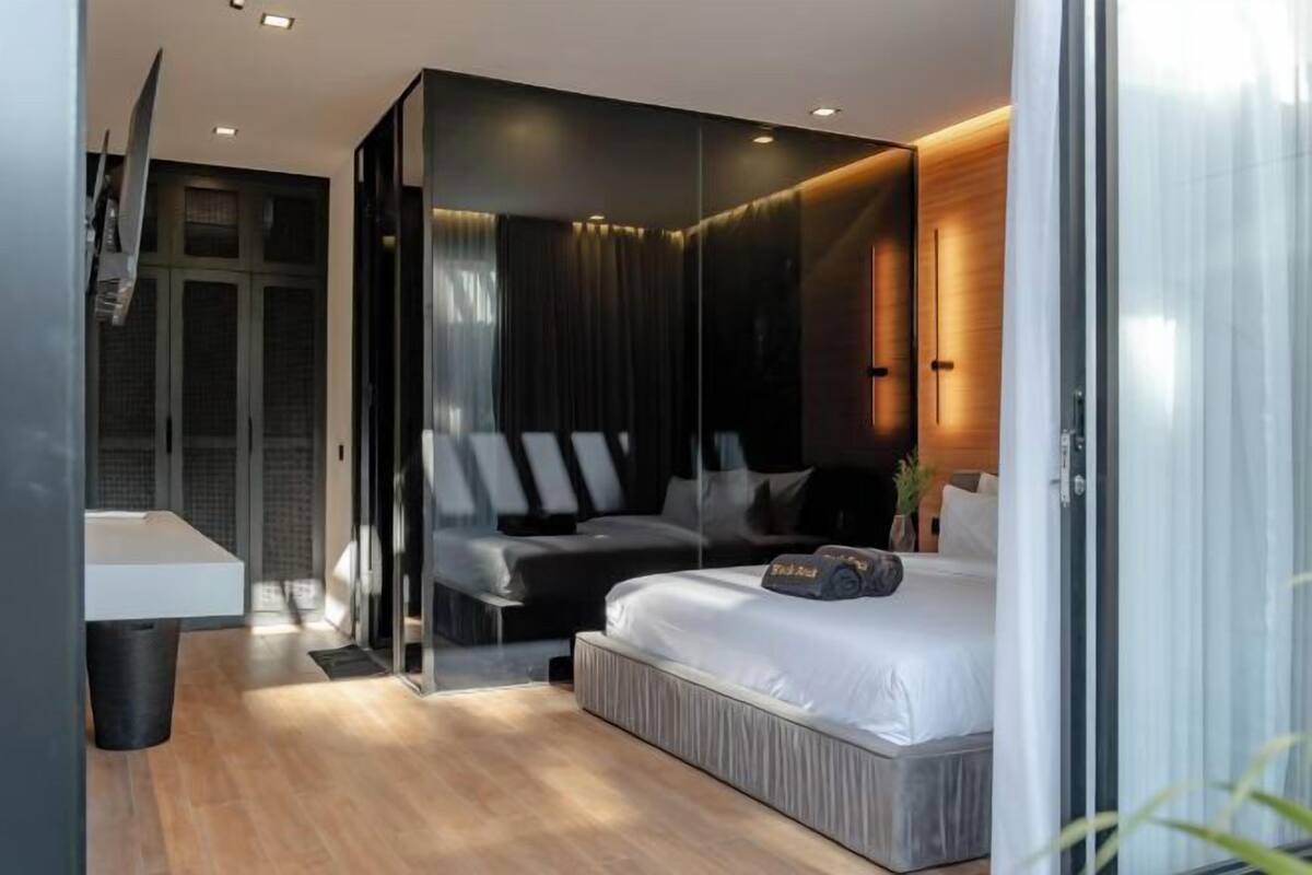 2 bedrooms, in-room safe, individually decorated, individually furnished