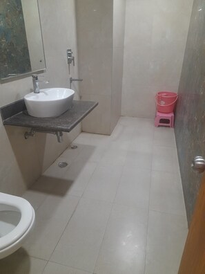 Royal Room | Bilik Mandi | Pancuran mandi, hulu semburan mandi hujan, tuala disediakan, sabun 