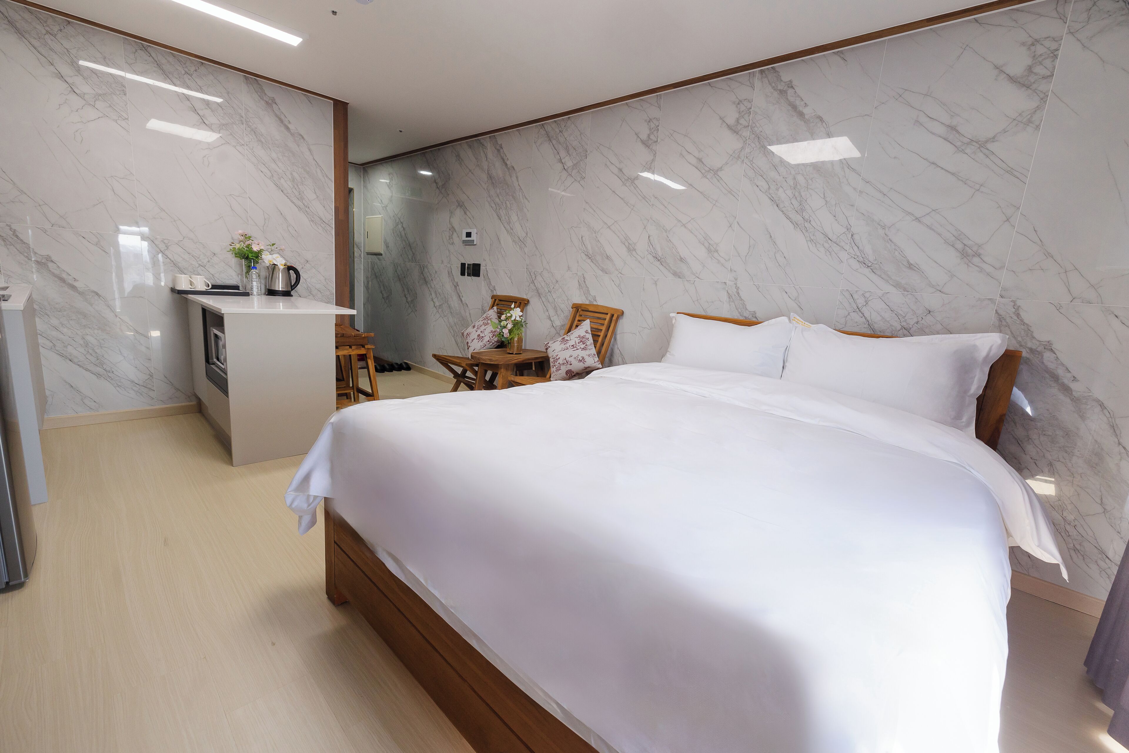 واي فاي مجانًا وملاءات أسرّة