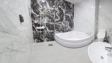 Family Triple Room | Bathroom | Towels