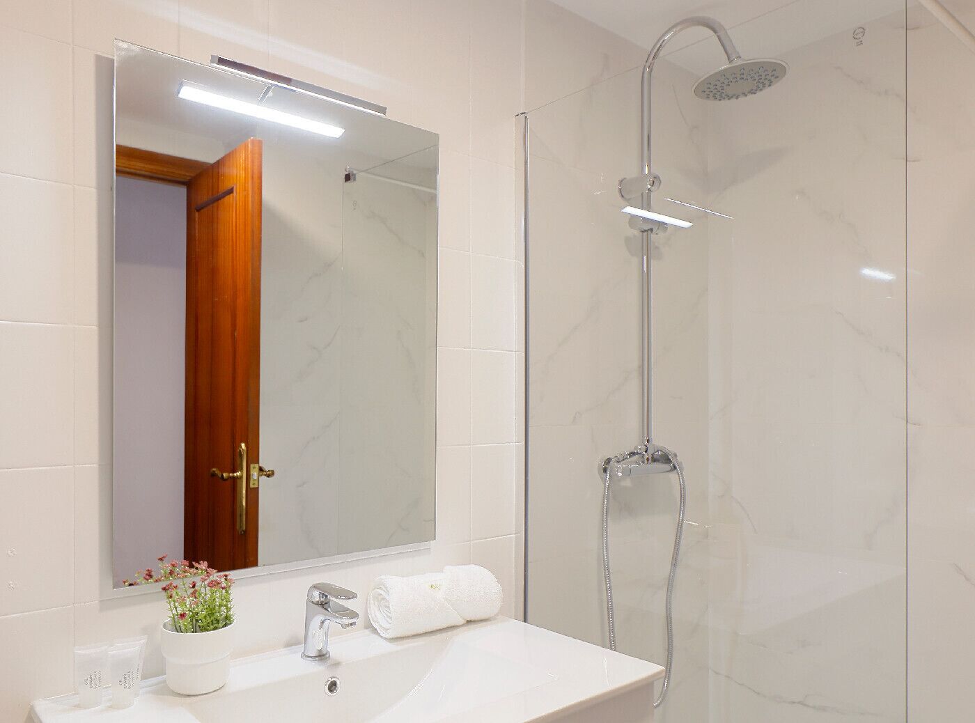 Chuveiro, secador de cabelo, toalhas de banho 