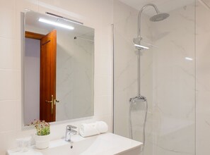 Dusche, Haartrockner, Handtücher