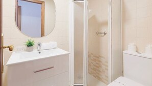 Douche, séchoir à cheveux, serviettes fournies, shampooing
