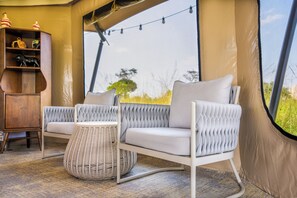 Luxury-Zelt | Zimmersafe, laptopgeeigneter Arbeitsplatz, Bettwäsche, Rollstuhlgeeignet