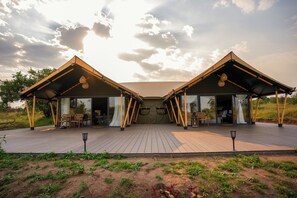 พรีเมียมเต็นท์ | ตู้นิรภัยในห้องพัก, พื้นที่ทำงานแบบใช้แล็ปท็อป, ผ้าปูที่นอน