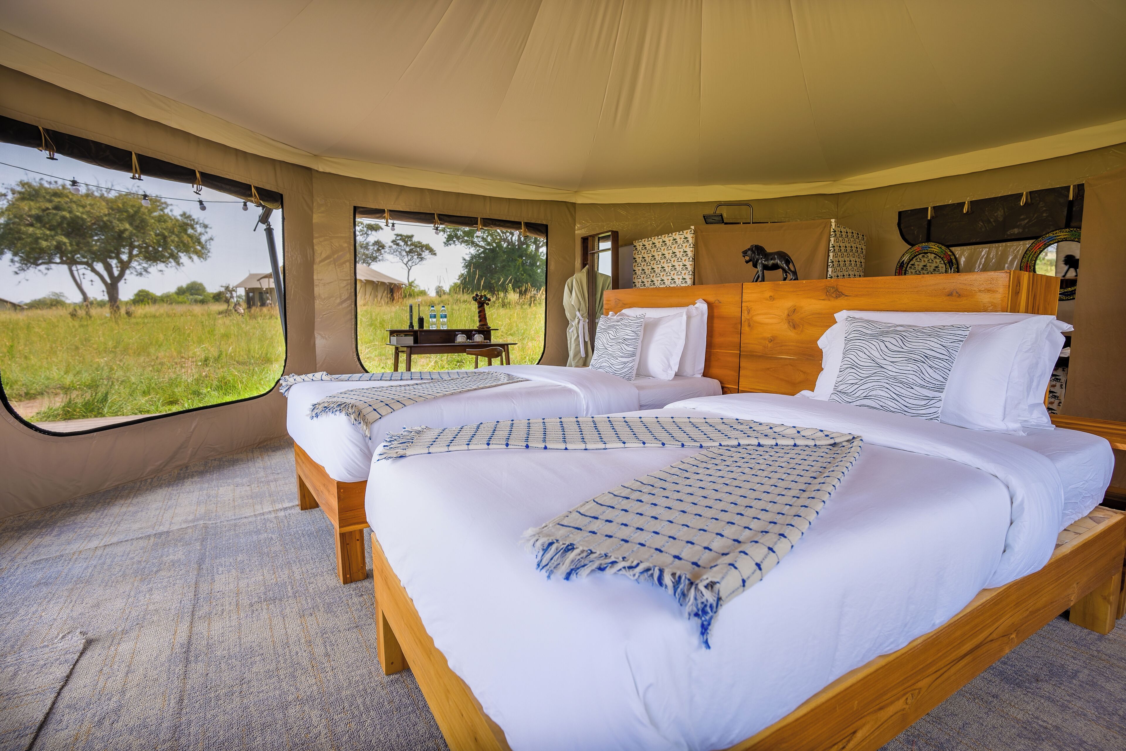 Luxe tent | Een kluis op de kamer, een laptopwerkplek, beddengoed