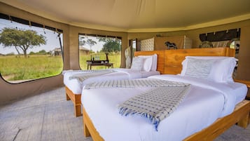 Luxe tent | Een kluis op de kamer, een laptopwerkplek, beddengoed