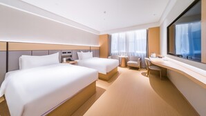 A modern hotel room with two beds, a desk, a chair, and a large window. - Ji Hotel Shenzhen Baoan Pingzhou Subway Station (Shenzhen)