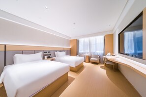 A modern hotel room with two beds, a desk, a chair, and a large window. - Ji Hotel Shenzhen Baoan Pingzhou Subway Station (Shenzhen)