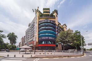 A multi-story hotel with a modern design, featuring balconies and a prominent entrance. - Ji Hotel Shenzhen Baoan Pingzhou Subway Station (Shenzhen)