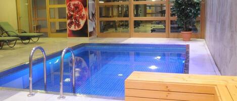 Piscina coberta i piscina a l'aire lliure