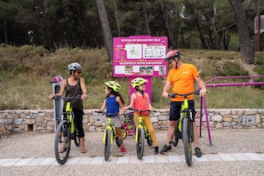 A group of people on bicycles near a signboard with information. - VVF Villages Montagnac (Montagnac)