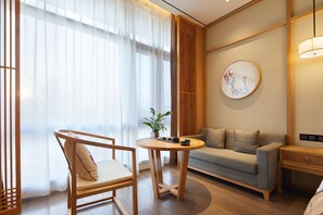 Dobbeltrom – classic, utsikt mot innsjø | Safe på rommet, blendingsgardiner, lydisolert og strykejern/-brett