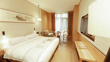 Dobbeltrom – standard | Safe på rommet, blendingsgardiner, lydisolert og strykejern/-brett