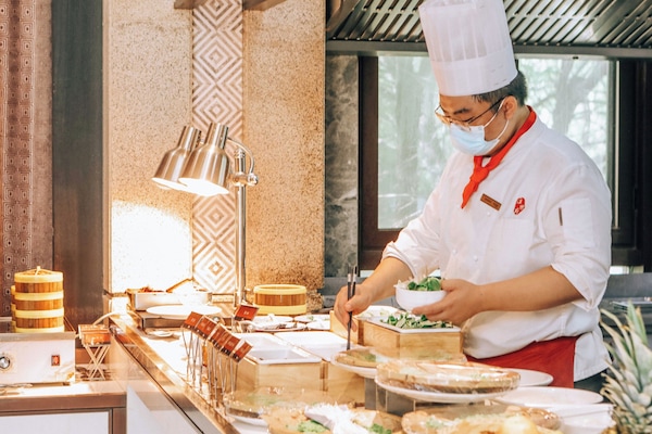 Daily buffet breakfast (CNY 108 per person)