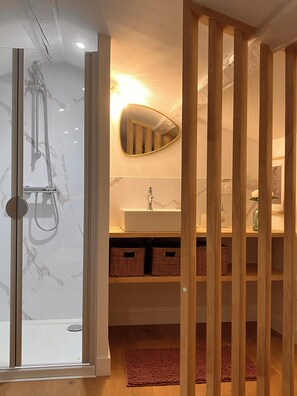 Secador de pelo, toallas, jabón y champú