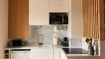 Een koelkast, een microgolfoven, een oven, een kookplaat