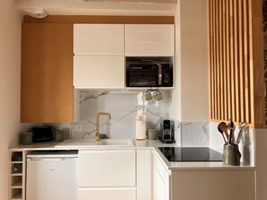 Kühlschrank, Mikrowelle, Ofen, Herdplatte