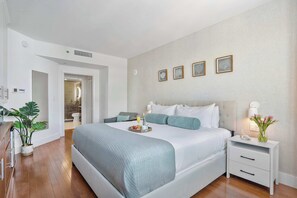 Iron/ironing board, travel crib, WiFi, bed sheets - MVR Groves Most Photo Worthy Suite (Miami)
