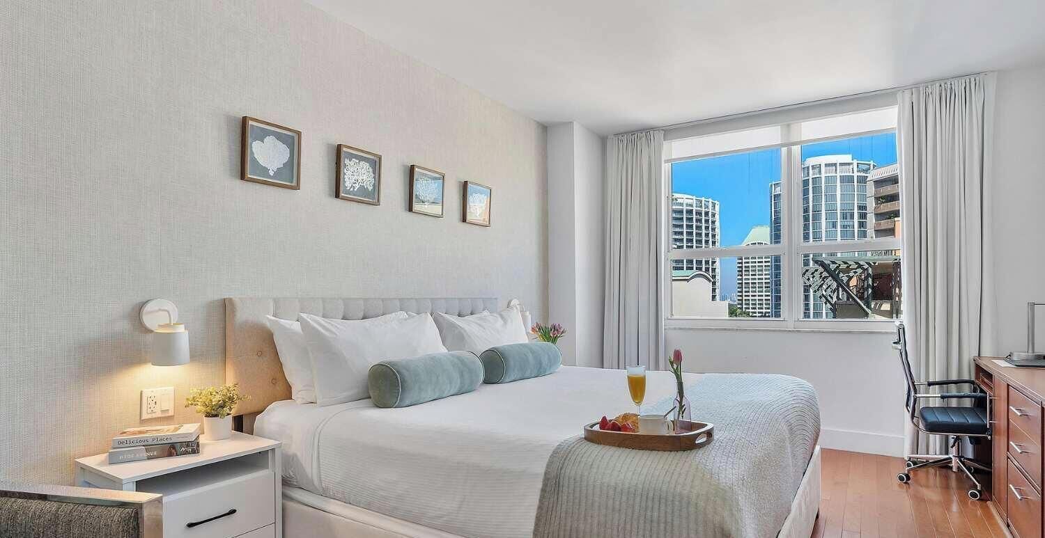 مكواة/لوح كي وسرير سفر وواي فاي وملاءات أسرّة