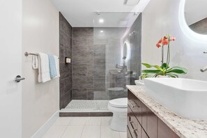 Shower, hair dryer - MVR Groves Most Photo Worthy Suite (Miami)