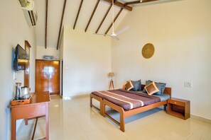 コンフォート コテージ バルコニー シービュー | 1 室のベッドルーム、デスク、ノートパソコン用作業スペース、防音設備