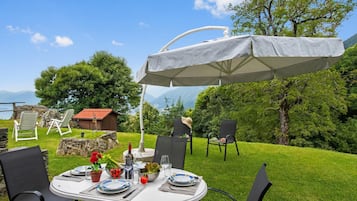 Familienchalet, Mehrere Schlafzimmer, Bergseite (Rustico San Martin) | Speisen im Freien