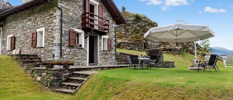 Family Chalet, Multiple Bedrooms, Mountainside (Rustico San Martin) | Outdoor dining