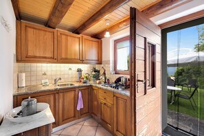 家庭木屋, 多间卧室, 山腰 (Rustico San Martin) | 私人厨房 | 冰箱、炉灶、茶具/咖啡用具、厨具/餐具